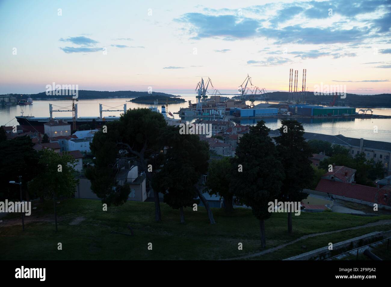 20.05.2016, Pola, Istria, Croazia - Vista dalla collina della fortezza al centro medievale della città e la baia di Pola con il porto. 00A160520D245CAROEX.J Foto Stock