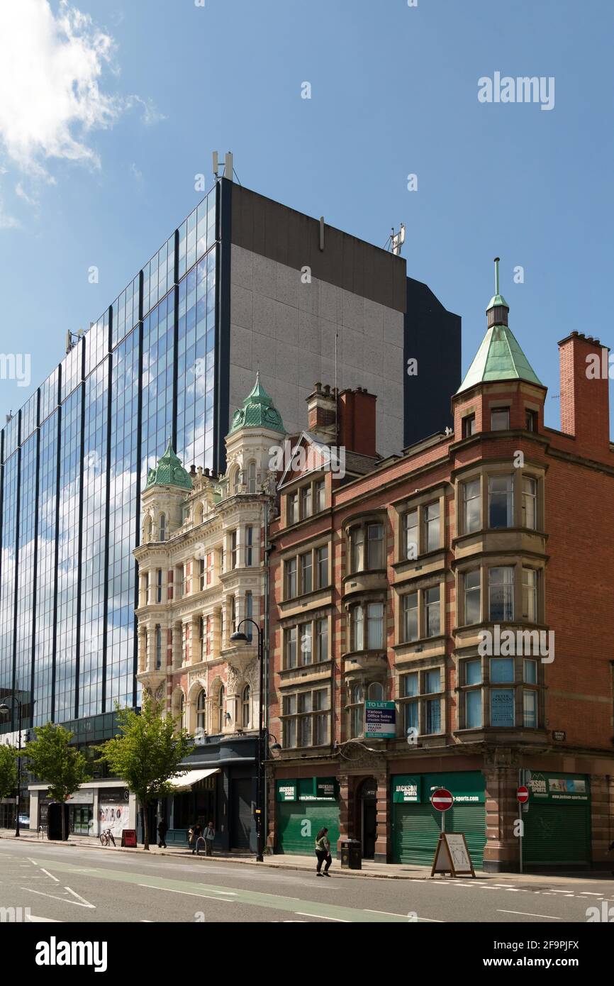 14.07.2019, Belfast, Irlanda del Nord, Regno Unito - vecchi edifici del periodo di fondazione nel centro della città di fronte a un moderno complesso di uffici. Foto Stock