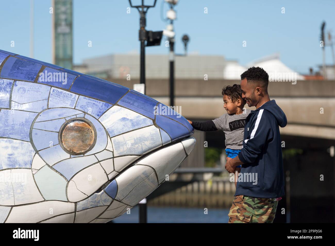 14.07.2019, Belfast, Irlanda del Nord, Regno Unito - The Big Fish, scultura in ceramica (di John Kindness, 1999) a Donegall Quay sul fiume Lagan. Foto Stock