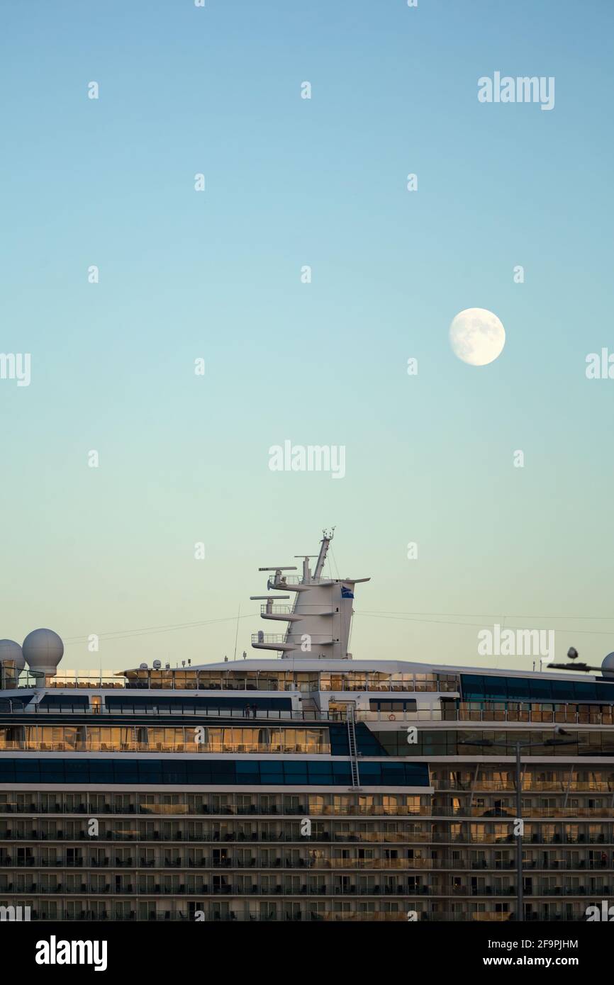 14.07.2019, Belfast, Irlanda del Nord, Regno Unito - nave da crociera Celebrety Reflection of the American Shipping Company Celebrity Cruises at the qua Foto Stock