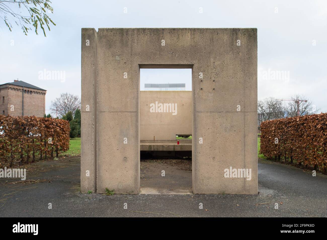 02.12.2019, Berlino, Berlino, Germania - Parco storico ex carcere di Moabit Cell. Ricostruzione di una cellula precedente utilizzando calcestruzzo in situ. All'ingresso, e. Foto Stock