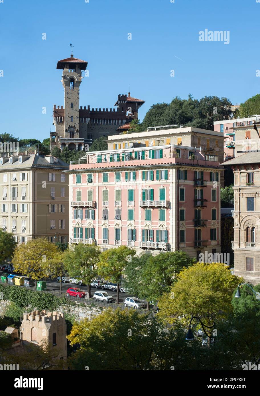 14.10.2020, Genova, Italia - complesso residenziale nel centro di Genova con vista sul Castello Bruzzo. 0CE201014D001CAROEX.JPG [VERSIONE DEL MODELLO: NON Foto Stock