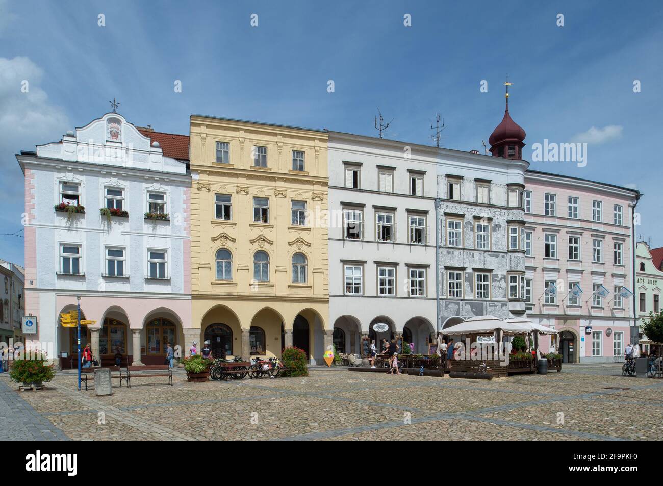 24.08.2020, Jindrichuv Hradec, Jihocesky Kraj, Repubblica Ceca - edifici barocchi e rinascimentali sulla piazza del mercato. 0CE200824D009CAROEX.JPG [MODELLO Foto Stock