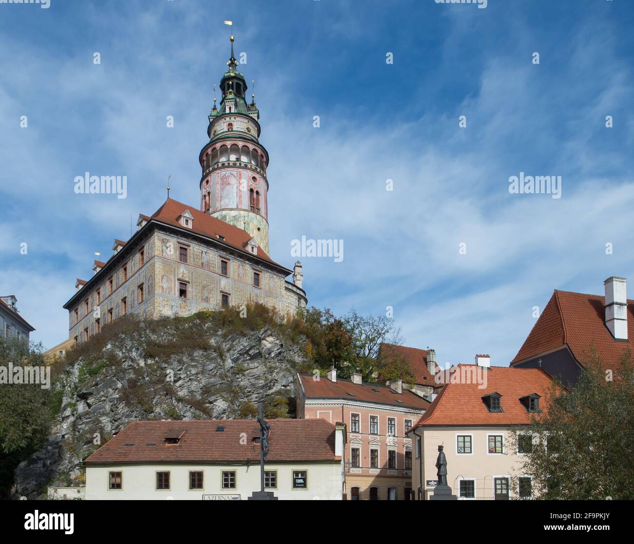 20.10.2020, Cesky Krumlov, , Repubblica Ceca - il Castello di Krumlov con la torre del castello e le facciate della Città Vecchia sotto. 0CE201020D017CAROEX.JPG [MOD Foto Stock