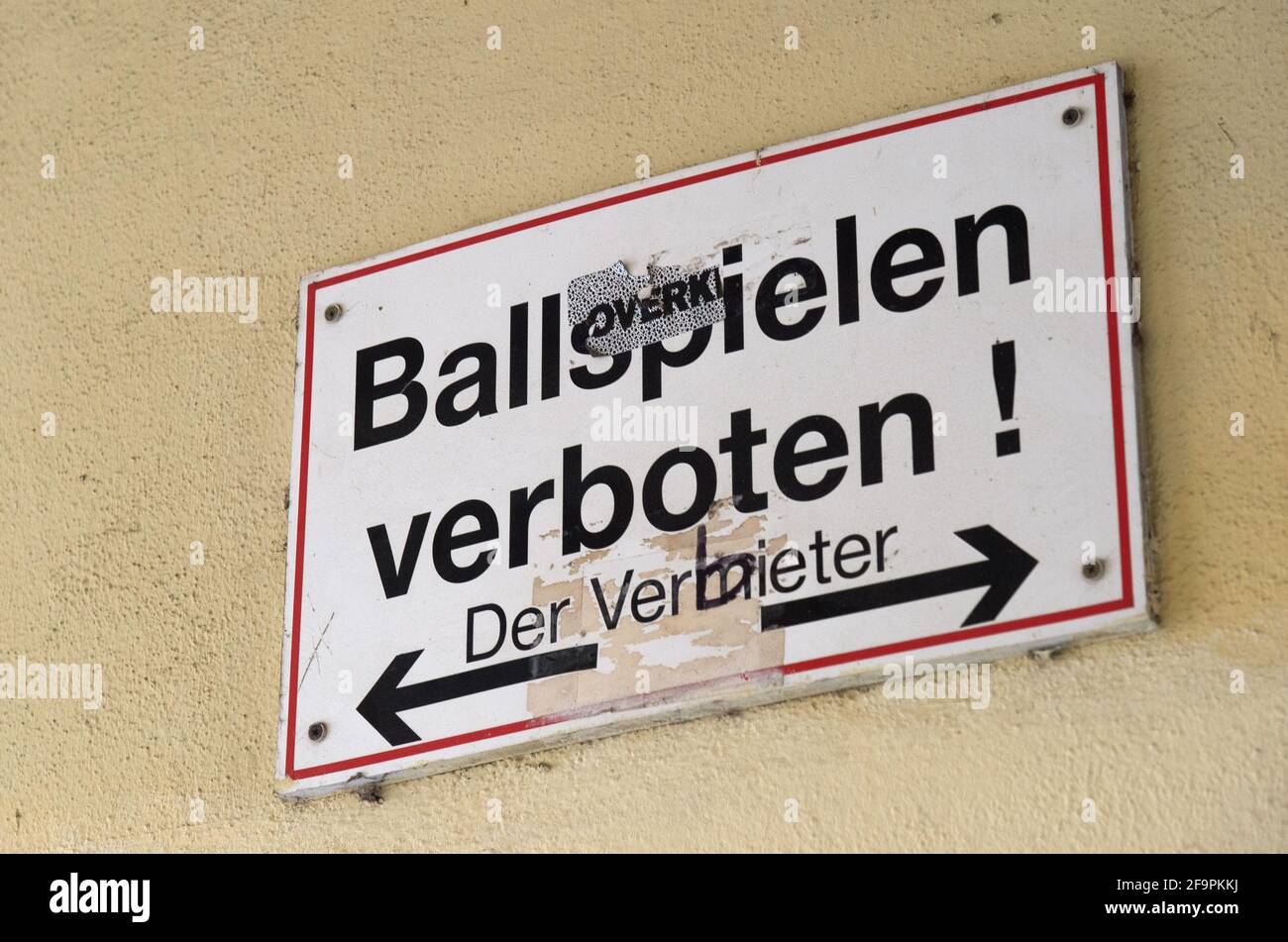 25.10.2020, Berlino, Berlino, Germania - Centro - ironicamente cambiato il cartello di divieto in un ingresso casa. 0CE201025D008CAROEX.JPG [VERSIONE DEL MODELLO: NON AP Foto Stock