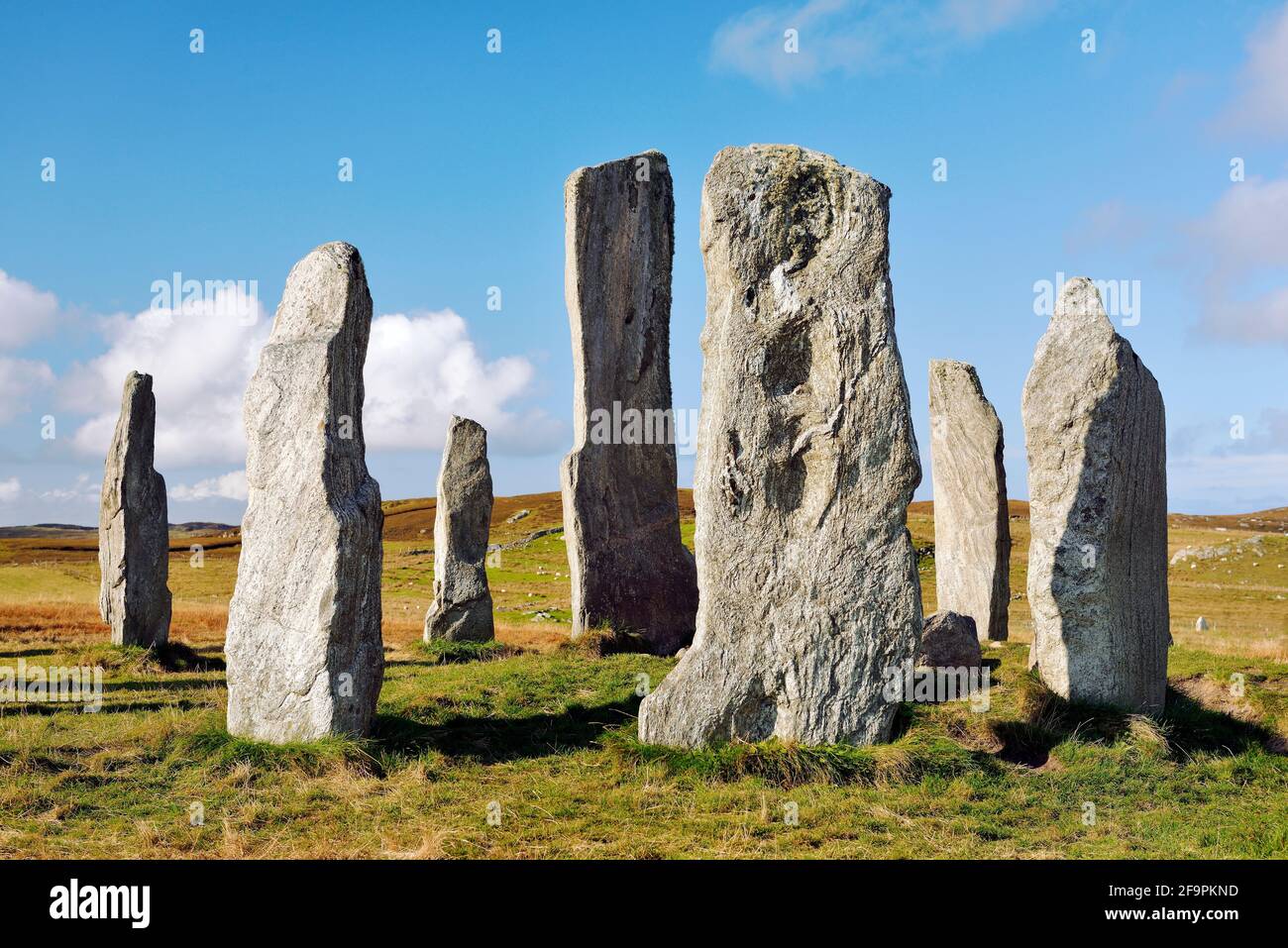 Pietre preistoriche del neolitico di Tursacan a Callanish, Isola di Lewis, Scozia. Aka Callanish I. il monolito centrale alto e parte del cerchio centrale Foto Stock