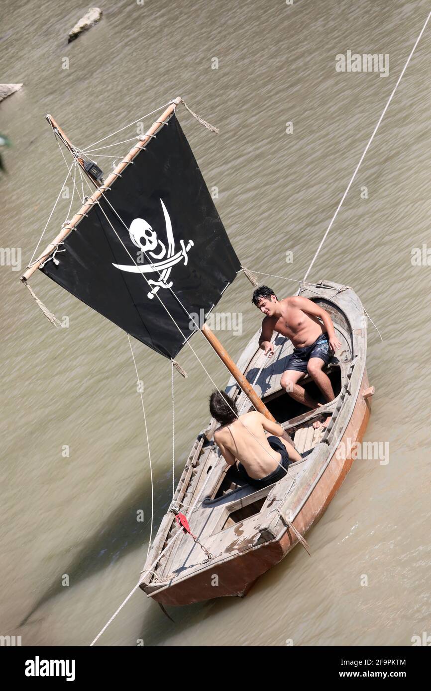 18.07.2018, Keda, Ajaria, Georgia - uomini seduti in una barca con bandiera pirata. 00S180718D043CAROEX.JPG [RELEASE DEL MODELLO: NO, RELEASE DELLA PROPRIETÀ: NO (C) CARO Foto Stock