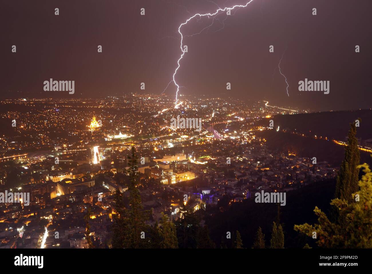 20.07.2018, Tbilisi, Tbilisi, Georgia - Vista sulla città di notte durante la tempesta di fulmini. 00S180720D426CAROEX.JPG [VERSIONE DEL MODELLO: NON AP Foto Stock