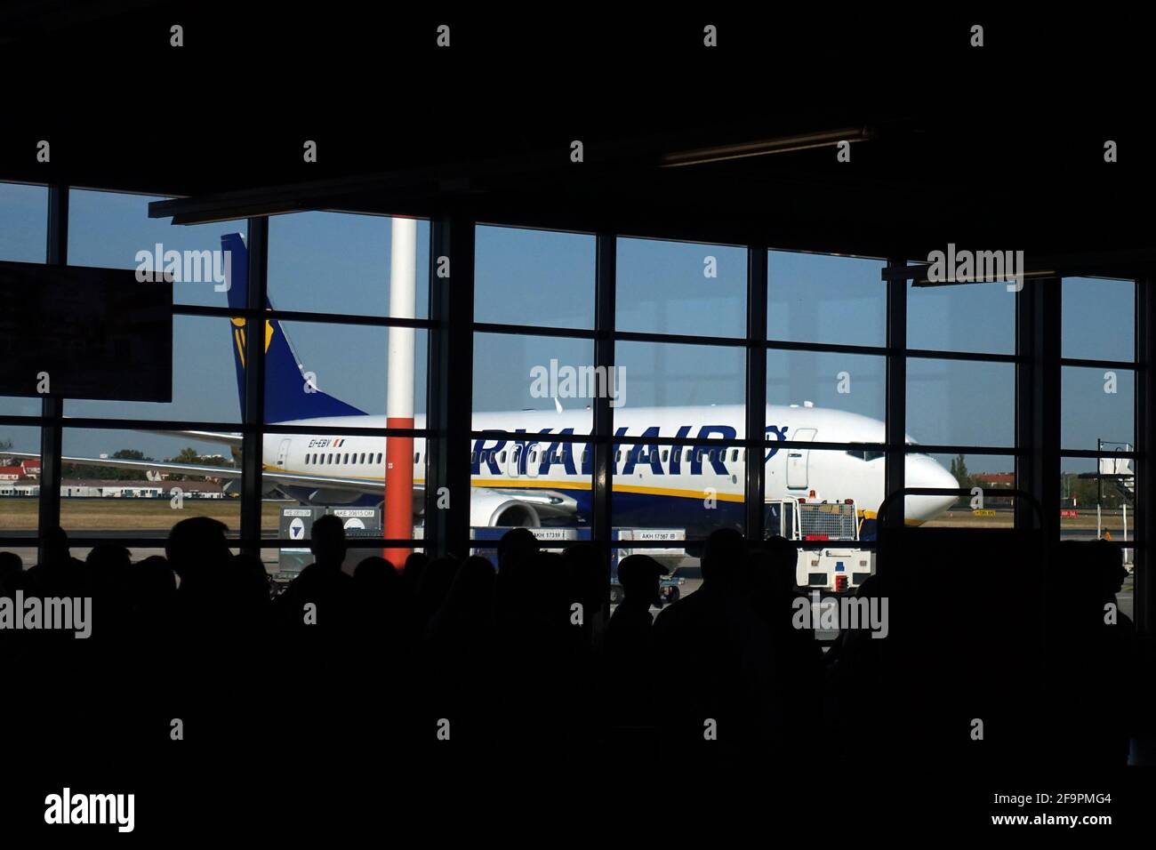 05.10.2018, Berlino, Germania - Vista dal Terminal C dell'aeroporto di Berlino-Tegel di un Boeing 737 della compagnia aerea Ryanair. 00S181005D395CAROEX.JPG [MODELLO RE Foto Stock