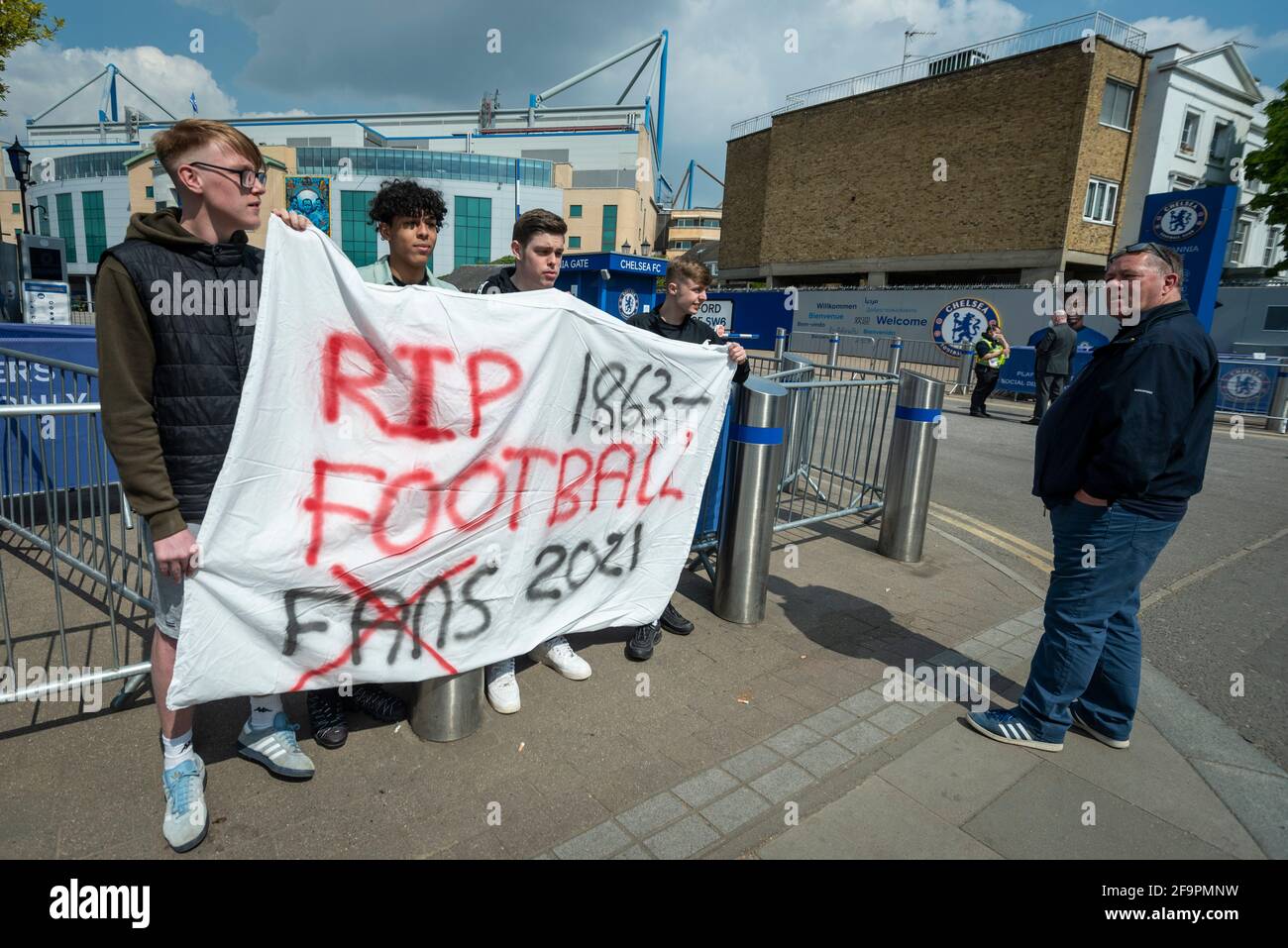 Londra, Regno Unito. 20 aprile 2021. I tifosi del Chelsea al di fuori dello Stamford Bridge, lo stadio in cui si trova il Chelsea FC, protestano per la proposta di formare una Super League europea. Chelsea, Arsenal, Tottenham Hotspur, Manchester City, Manchester United e Liverpool (i sei grandi) si uniranno a Barcellona, Real Madrid, Atletico Madrid, Juventus, AC Milan e Inter Milan come membri fondatori insieme ad altre tre squadre ancora da annunciare. La notizia è stata condannata dai tifosi del calcio, da altre società, dalla UEFA, dalla FIFA e dal governo britannico. Credit: Stephen Chung / Alamy Live News Foto Stock