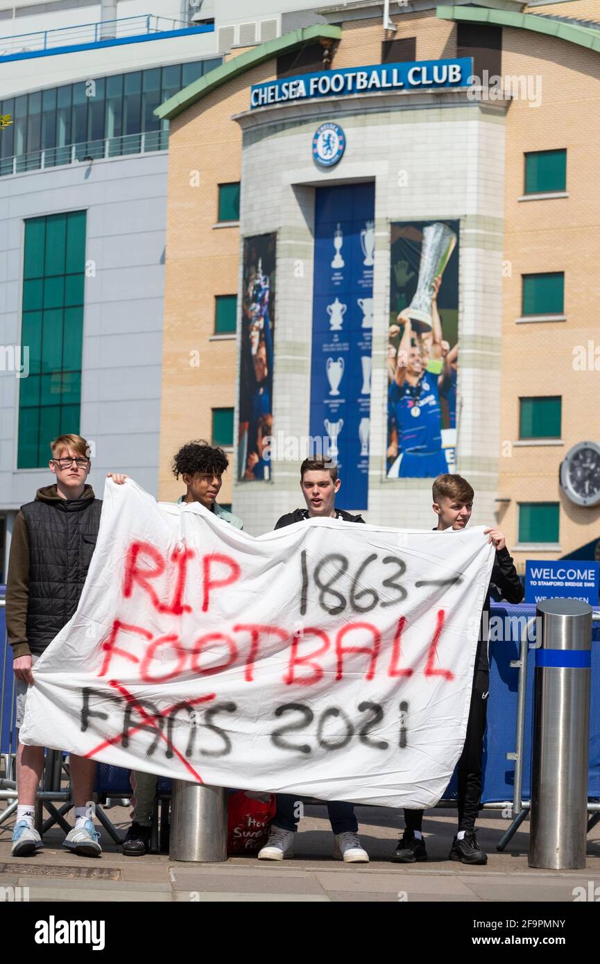 Londra, Regno Unito. 20 aprile 2021. I tifosi del Chelsea al di fuori dello Stamford Bridge, lo stadio in cui si trova il Chelsea FC, protestano per la proposta di formare una Super League europea. Chelsea, Arsenal, Tottenham Hotspur, Manchester City, Manchester United e Liverpool (i sei grandi) si uniranno a Barcellona, Real Madrid, Atletico Madrid, Juventus, AC Milan e Inter Milan come membri fondatori insieme ad altre tre squadre ancora da annunciare. La notizia è stata condannata dai tifosi del calcio, da altre società, dalla UEFA, dalla FIFA e dal governo britannico. Credit: Stephen Chung / Alamy Live News Foto Stock