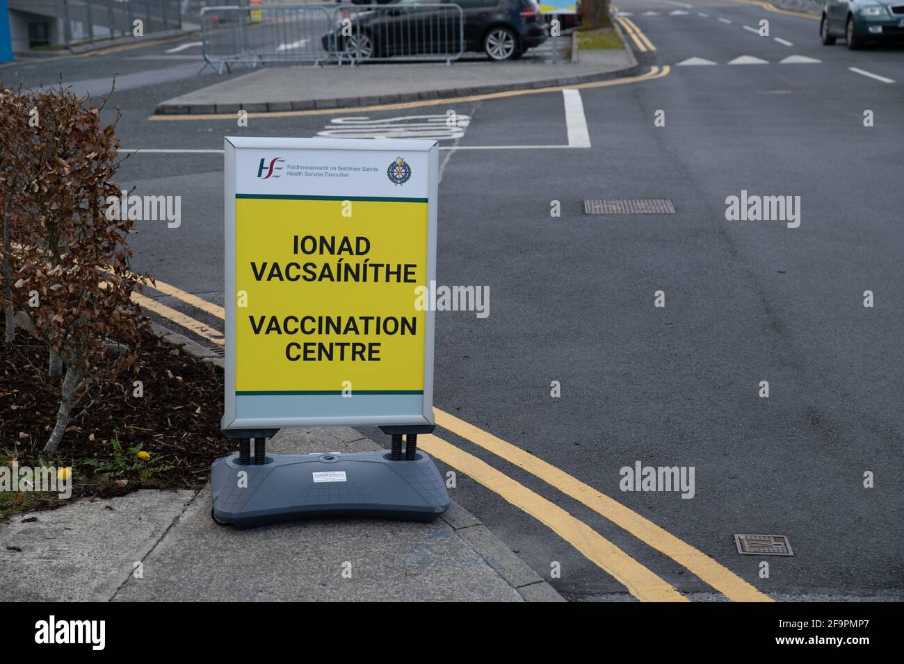 Athlone, Westmeath, Irlanda, 20 aprile 2021. Un centro di vaccinazione Covid 19 apre nella sala sportiva dell'AIT (Athlone Institute of Technology) alle 9 del 21 aprile 2021. Credit: Eoin Healy/Alamy Live News Foto Stock