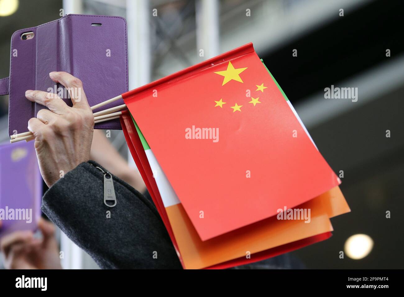 09.12.2018, Hong Kong, Hong Kong, Cina - bandiera nazionale della Repubblica popolare cinese in mano di una persona. 00S181209D750CAROEX.JPG [MODELLO REL Foto Stock