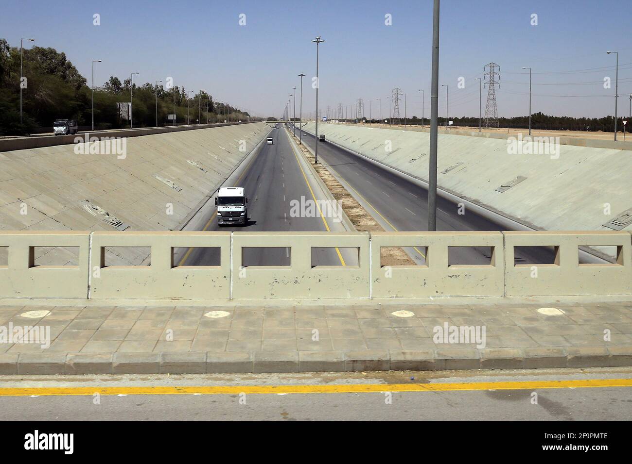 26.02.2020, Riad, , Arabia Saudita - autostrada. 00S200226D293CAROEX.JPG [RELEASE DEL MODELLO: NO, RELEASE DELLA PROPRIETÀ: NO (c) caro images / Serge, http://www.caro- Foto Stock