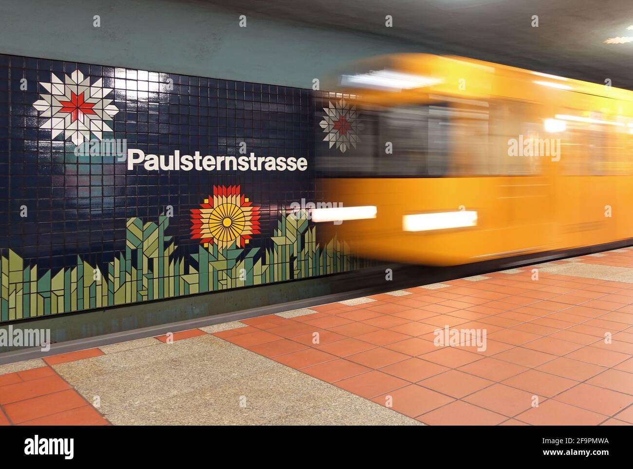 10.12.2018, Berlino, Berlino, Germania - la linea 7 della metropolitana arriva alla stazione di Paulsternstrasse. 00S181210D625CAROEX.JPG [VERSIONE DEL MODELLO: NO, VERSIONE DELLA PROPRIETÀ: Foto Stock