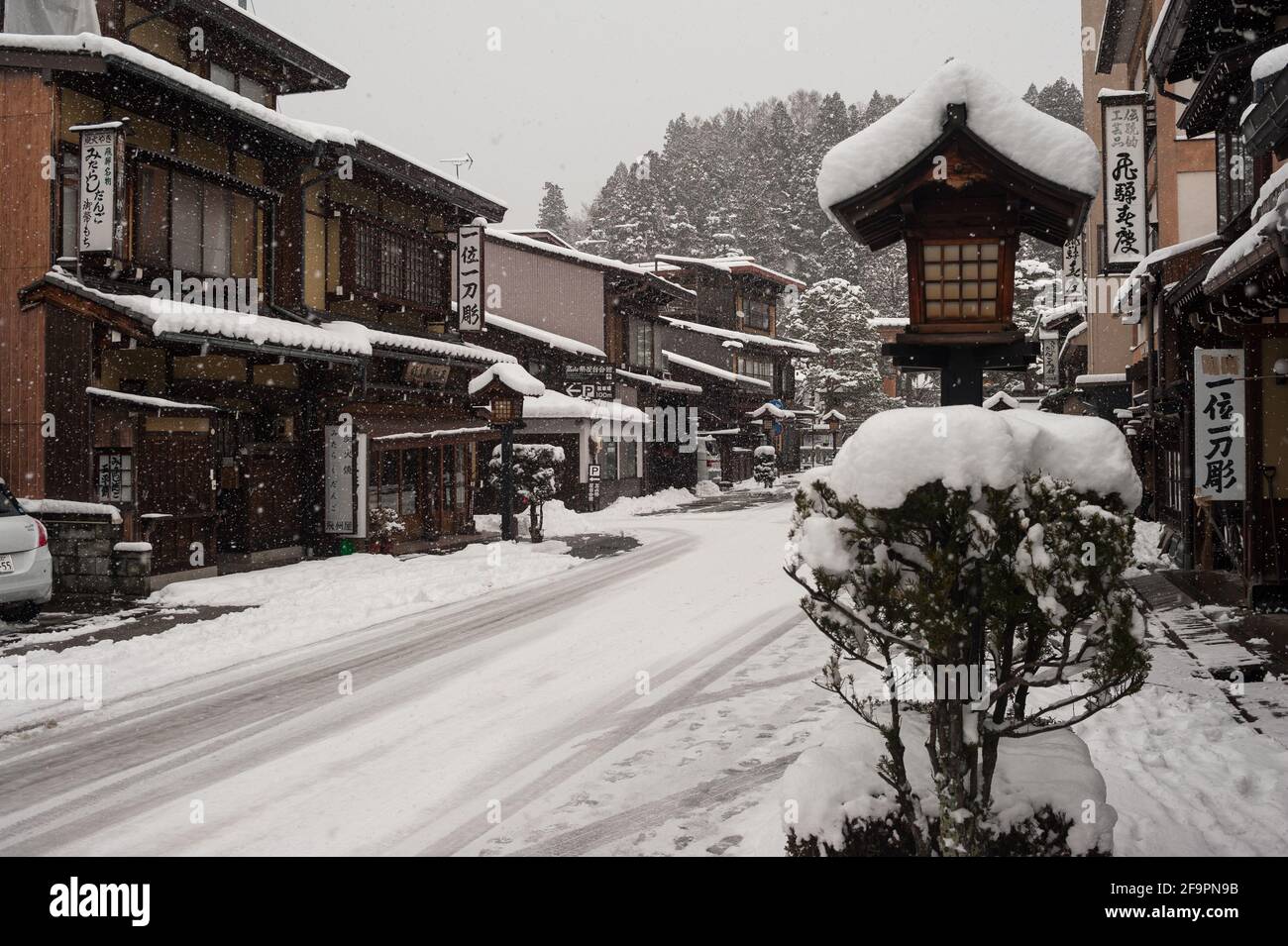 27.12.2017, Takayama, Gifu, Giappone - una scena di strada innevata con case residenziali tradizionali in inverno. 0SL171227D014CAROEX.JPG [VERSIONE DEL MODELLO: NON AP Foto Stock