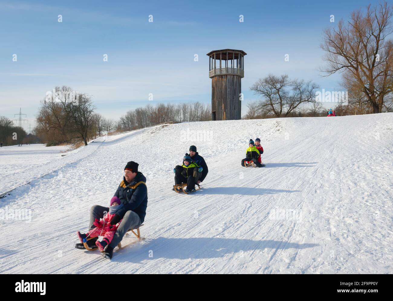 14.02.2021, Recklinghausen, Nord Reno-Westfalia, Germania - Sunny paesaggio invernale nella Ruhr, Emscher arte nella neve, Kawamata torre sull'Emsch Foto Stock