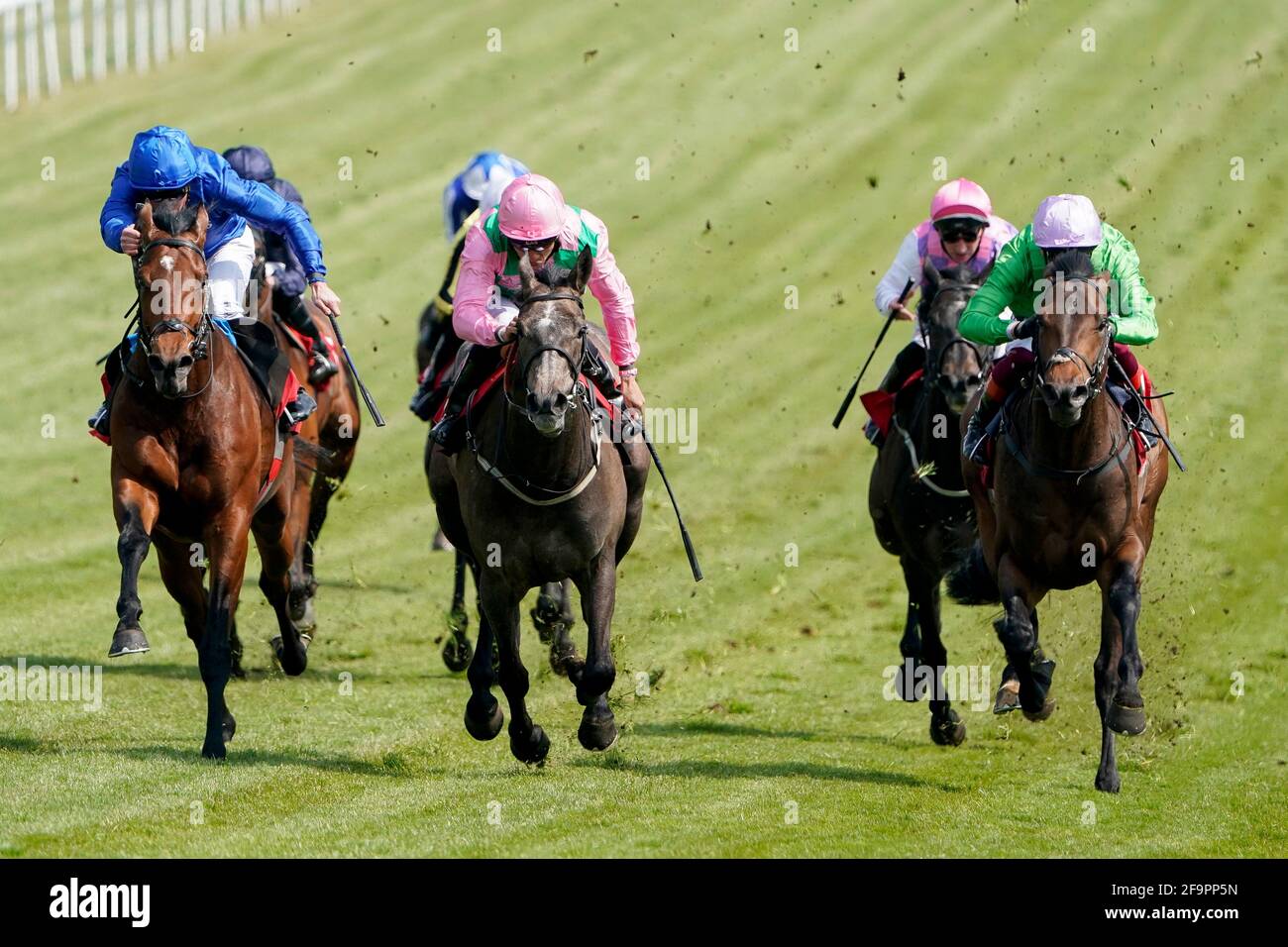 William Buick riding Wirko (a sinistra, blu) vince la Blue Riband Trial all'Ippodromo di Epsom Downs, Surrey. Data immagine: Martedì 20 aprile 2020. Foto Stock