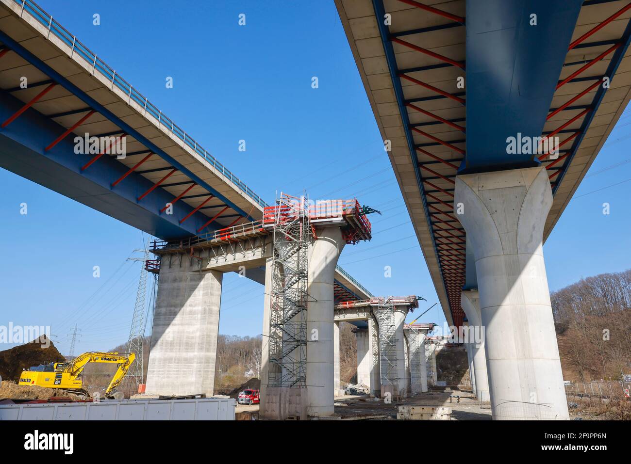 24.02.2021, Hagen, Nord Reno-Westfalia, Germania - Nuova costruzione del ponte della superstrada A45 Lennetal, il ponte Lennetal lungo 1000 metri è spostato da Foto Stock