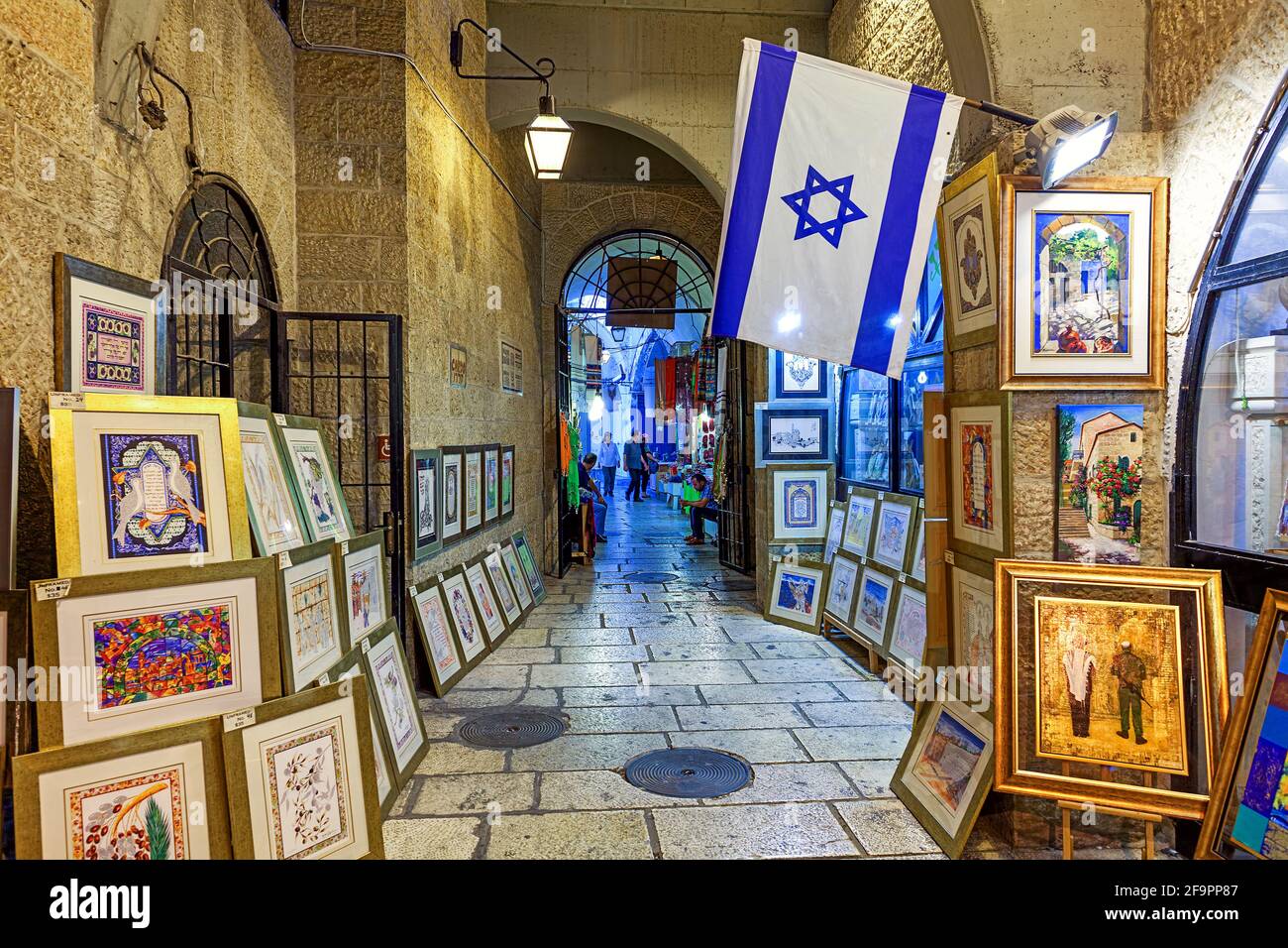 Dipinti tradizionali judaica in vendita all'interno della galleria d'arte nella città vecchia di Gerusalemme, Israele. Foto Stock