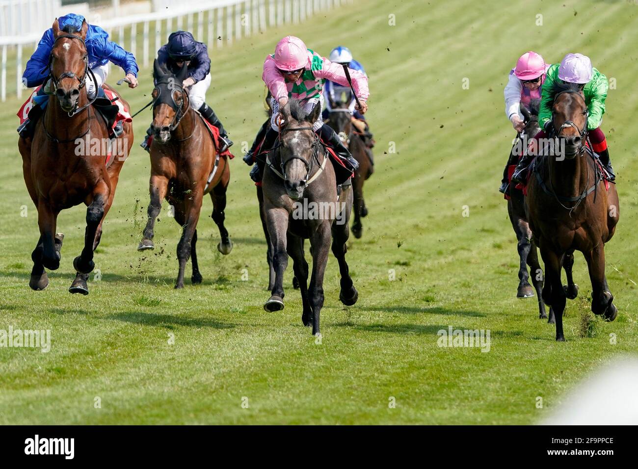 William Buick riding Wirko (a sinistra, blu) vince la Blue Riband Trial all'Ippodromo di Epsom Downs, Surrey. Data immagine: Martedì 20 aprile 2020. Foto Stock
