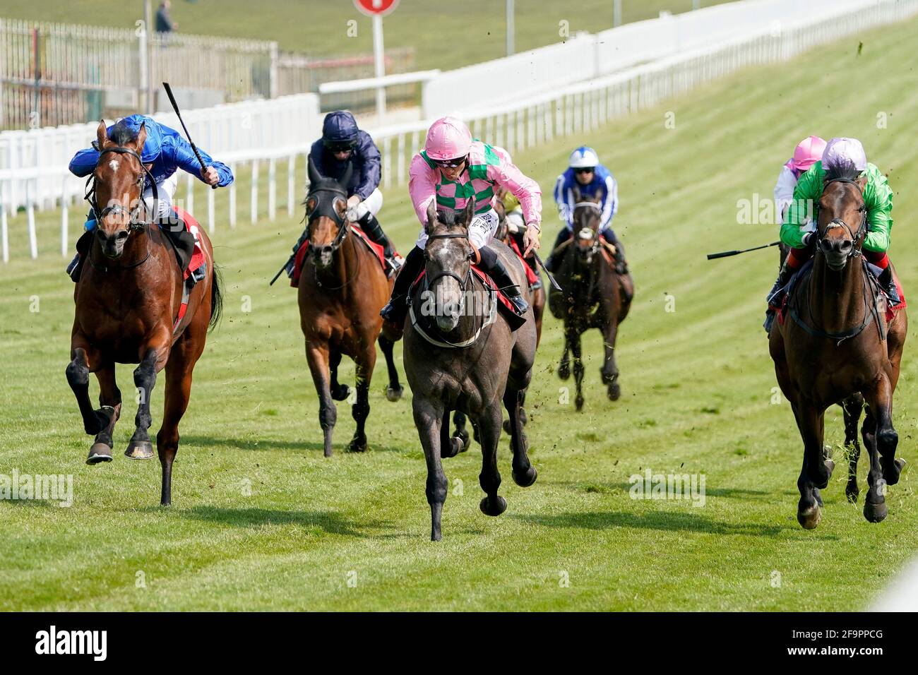 William Buick riding Wirko (a sinistra, blu) vince la Blue Riband Trial all'Ippodromo di Epsom Downs, Surrey. Data immagine: Martedì 20 aprile 2020. Foto Stock