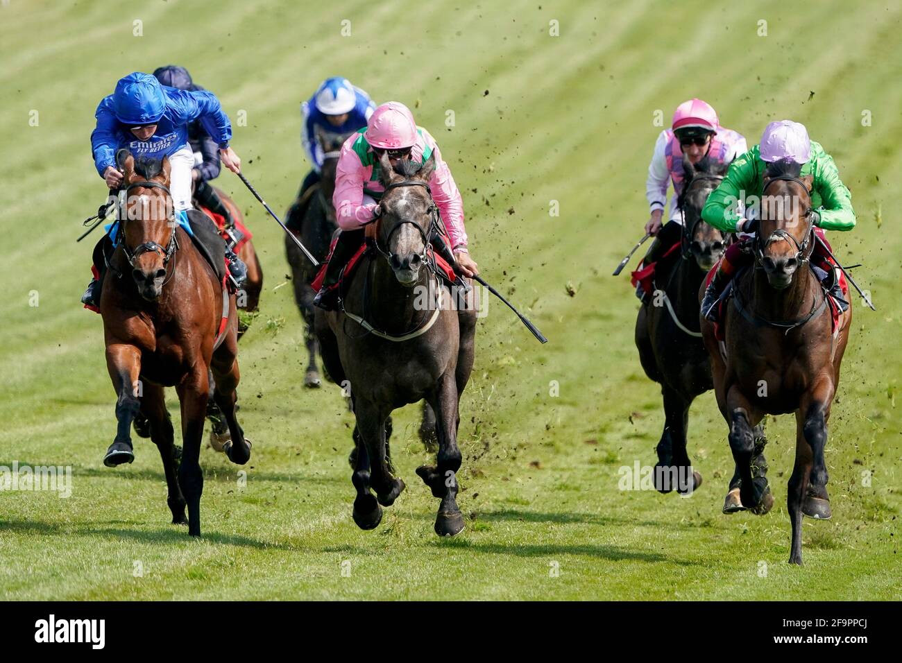 William Buick riding Wirko (a sinistra, blu) vince la Blue Riband Trial all'Ippodromo di Epsom Downs, Surrey. Data immagine: Martedì 20 aprile 2020. Foto Stock