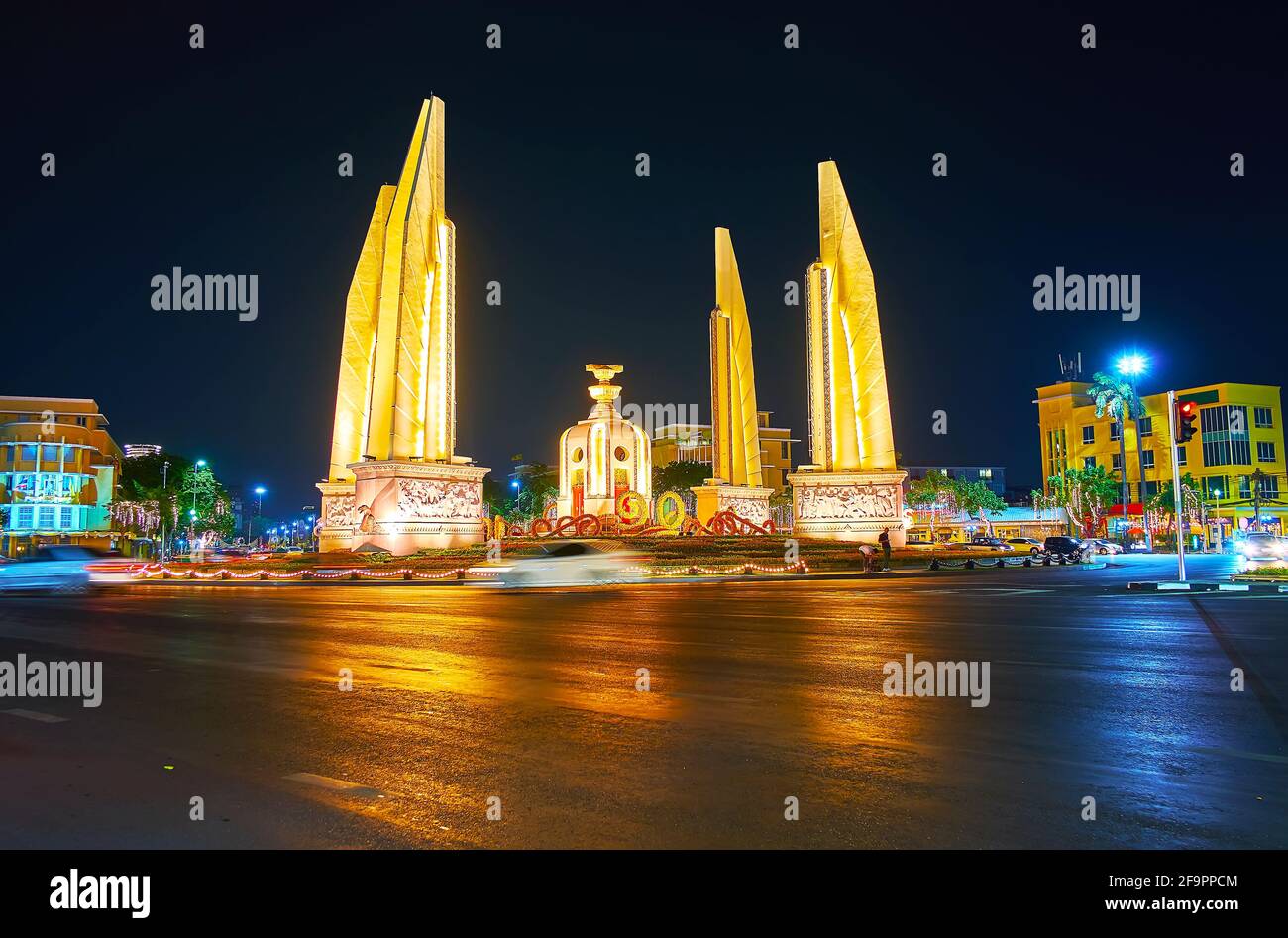 La vuota Ratchadamnoen Avenue con una vista sul Monumento della democrazia nelle luci della città, Bangkok, Thailandia Foto Stock