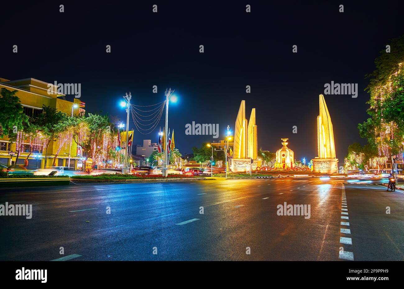Goditi il paesaggio urbano serale con vista sul monumento alla democrazia, Foto Stock