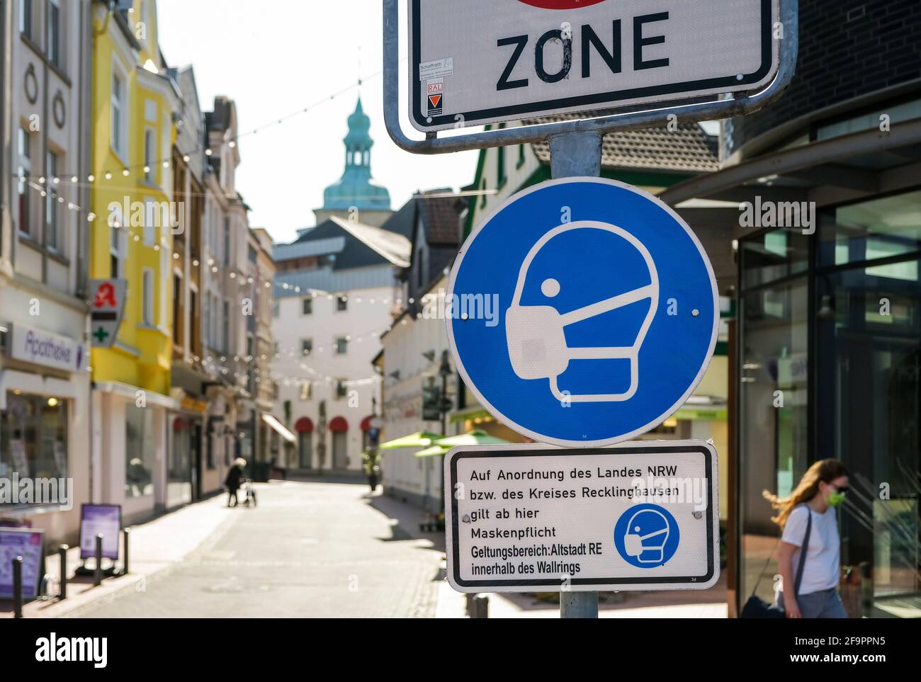 30.03.2021, , - obbligo di mascheramento nella parte vecchia della città di Recklinghausen in tempi del Coronakrise con il secondo Lockdown, solo pochi passanti Foto Stock