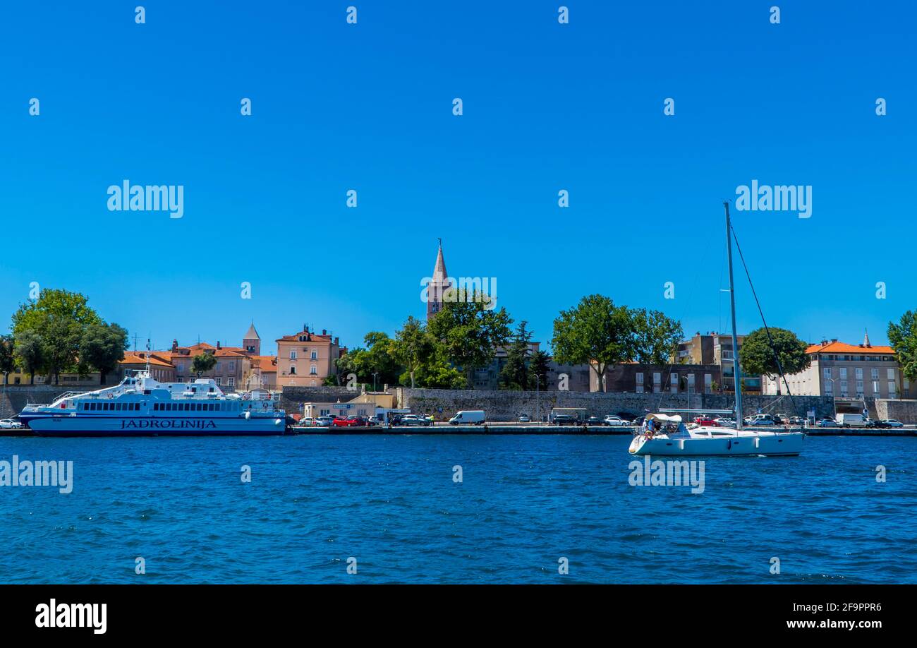 Zara, Croazia - 11 luglio 2021 - Zara lungomare con barche ed edifici Foto Stock