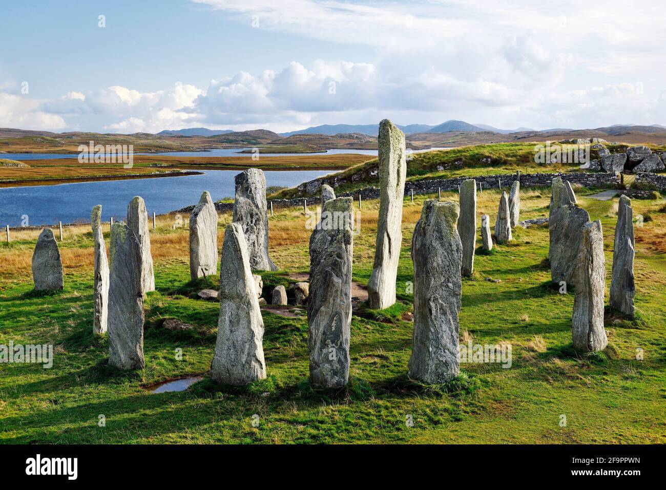 Pietre preistoriche tursachesi a Callanish, isola di Lewis, Scozia. Aka Callanish I. Centro monolito, pietre circolari e tomba smussata guardando S. est Foto Stock