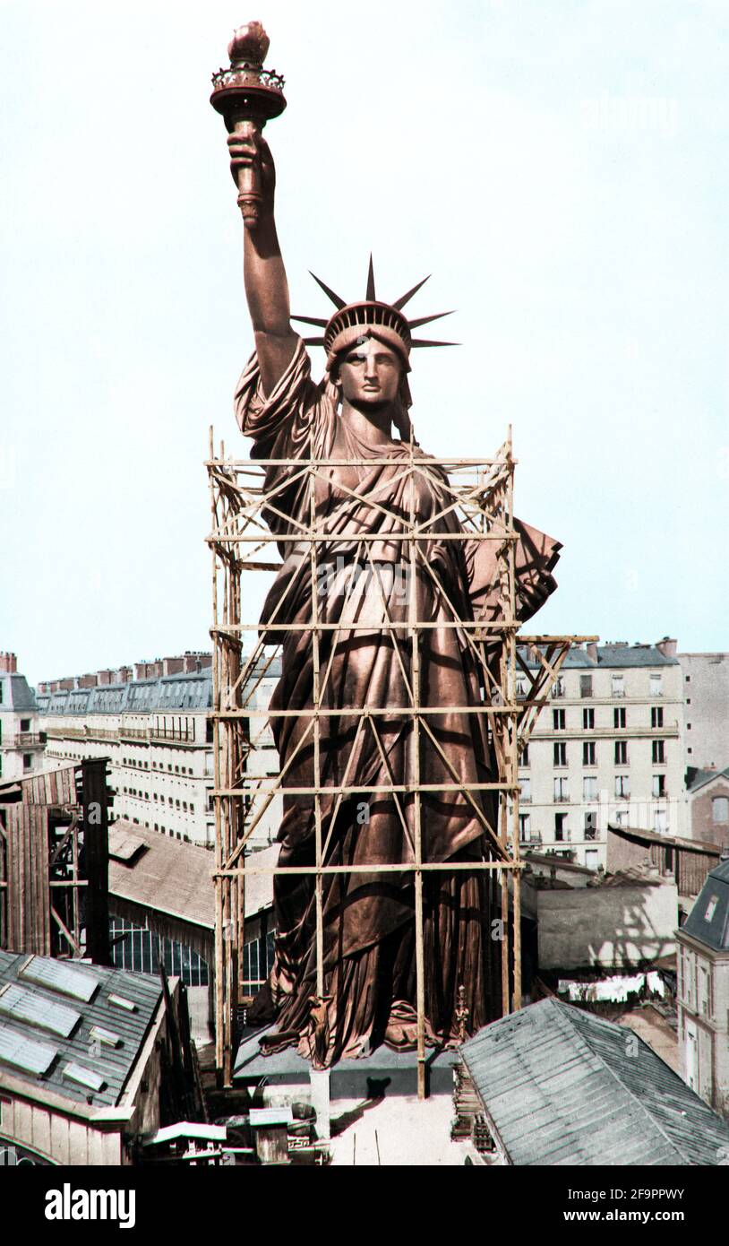 La Statua della libertà di New York è in costruzione a Parigi intorno al 1884. PARIGI, FRANCIA: Le fotografie COLORATE portano PARIGI? lunga e vibrante storia a li Foto Stock