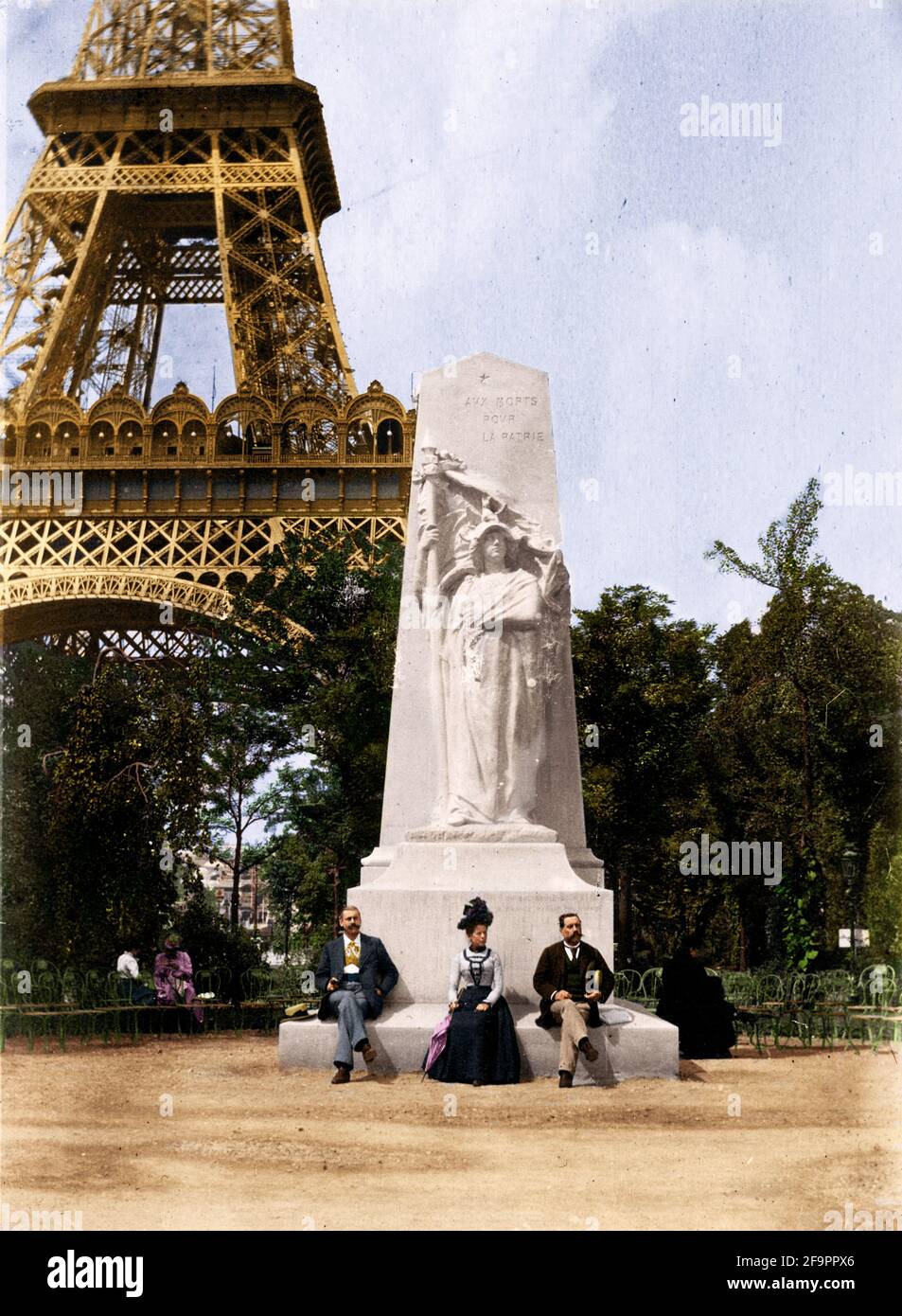 Turisti francesi che visitano la Torre Eiffel nel 1892 poco dopo fu dipinta dal rosso veneziano all'ocra marrone. PARIGI, FRANCIA: FOTOGRAFIE COLORATE Foto Stock