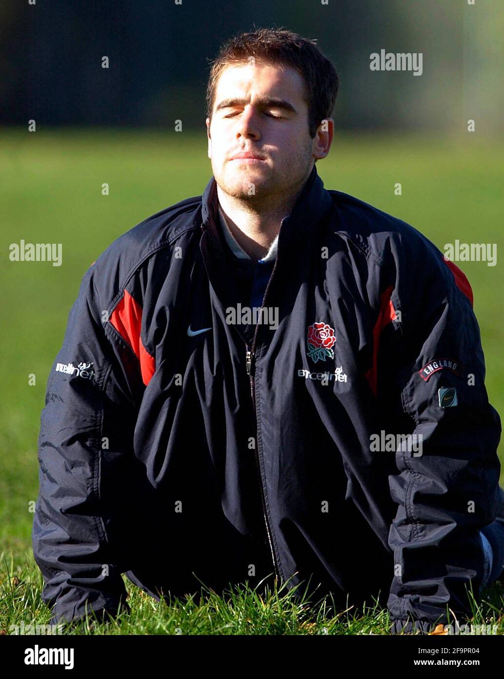 INGHILTERRA SQUADRA DI RUGBY FORMAZIONE A SANDHURST 14/11/2001 CHARLIE HODGSON FOTO DAVID ASHDOWN.RUGBY Foto Stock