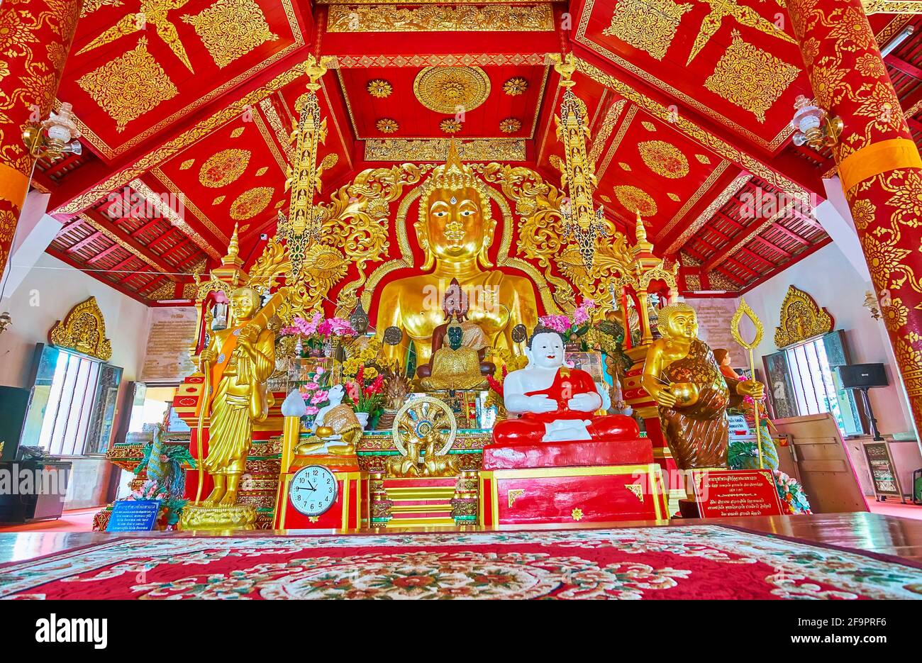 CHIANG RAI, THAILANDIA - 11 MAGGIO 2019: L'interno riccamente decorato della Sala Viharn del Tempio di Wat Klang Wiang, decorato in gamma rosso-dorato, il 1 maggio Foto Stock
