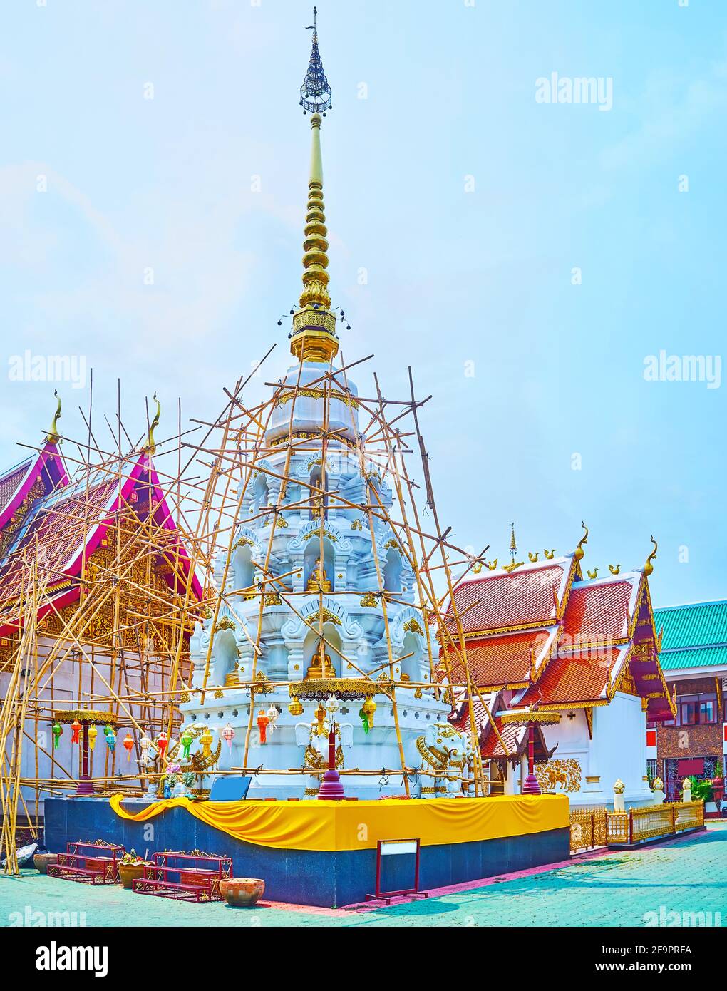 Gli ornati chedi bianchi-dorati di Wat Klang Wiang con stampaggio, immagini di Buddha, guglia alta e ombrello hti, Chiang Rai, Thailandia Foto Stock