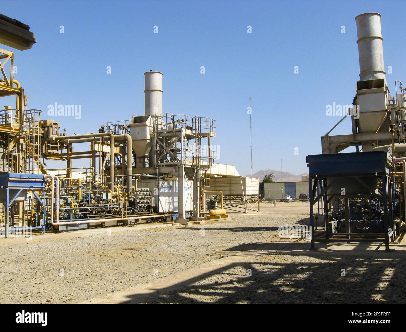 Impianto di petrolio e gas in Egitto, navi, riscaldatori e tubazioni Foto Stock