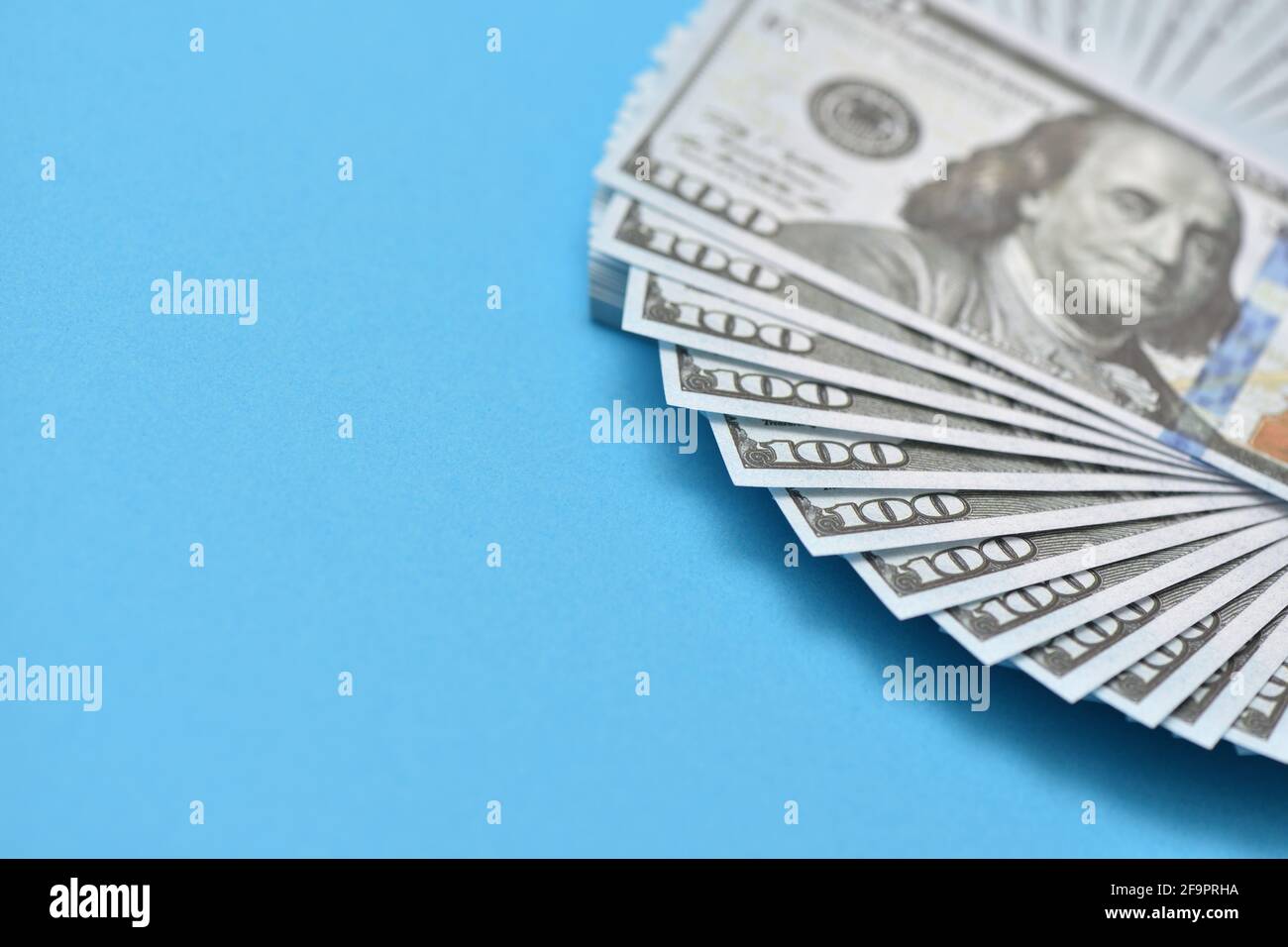 100 dollari bollette su sfondo blu Foto Stock