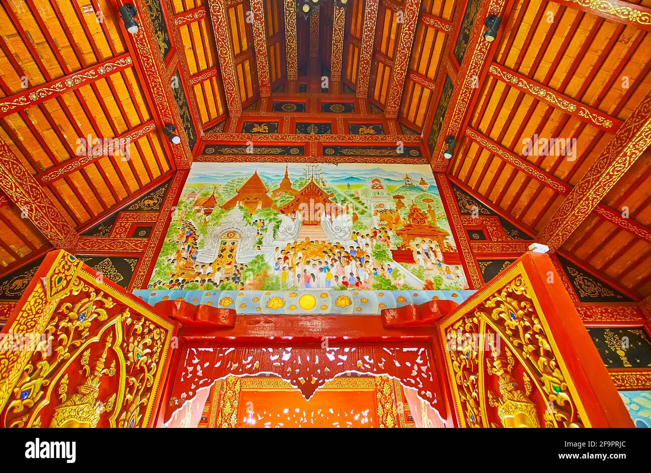 CHIANG RAI, THAILANDIA - 11 MAGGIO 2019: Il dipinto scenico sopra l'uscita della Sala Viharn del Tempio di Wat Phra Singh, il 11 maggio a Chiang Rai Foto Stock