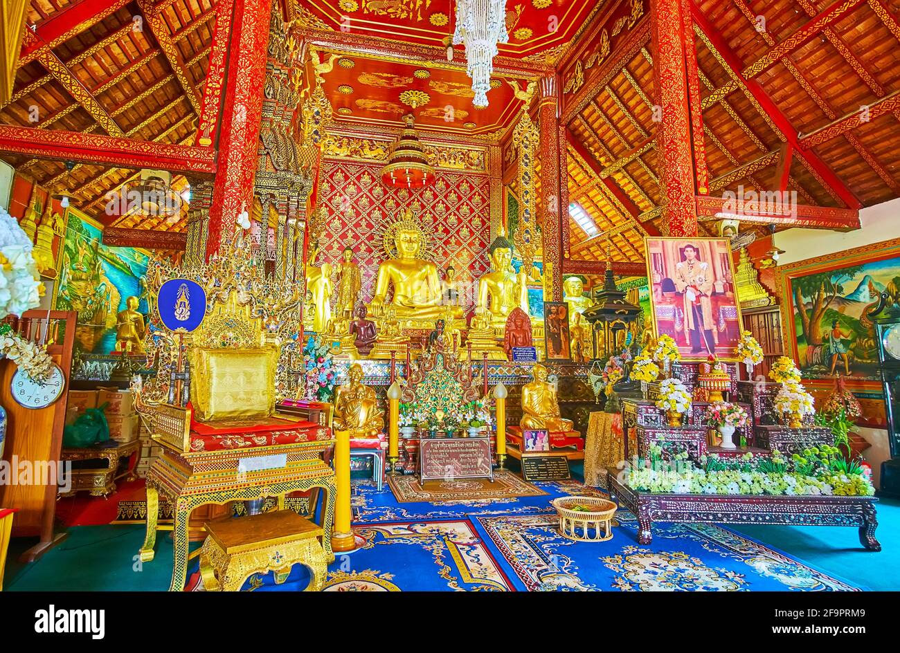 CHIANG RAI, THAILANDIA - 11 MAGGIO 2019: L'altare dell'Ubosot del tempio di Wat Phra Singh con intricati decorazioni scolpite e dipinte, motivi, Buddha Foto Stock