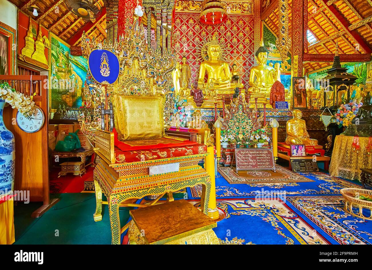 CHIANG RAI, THAILANDIA - 11 MAGGIO 2019: Il Trono reale all'altare di Ubosot del Tempio di Wat Phra Singh, il 11 maggio a Chiang Rai Foto Stock
