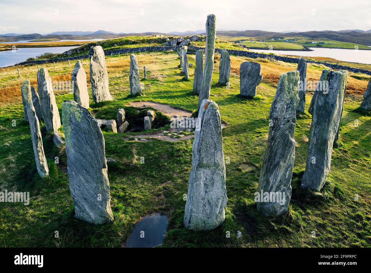 Pietre preistoriche tursachesi a Callanish, isola di Lewis, Scozia. Aka Callanish I. monolito del centro, pietre circolari e tomba smussata. Guardando verso sud Foto Stock