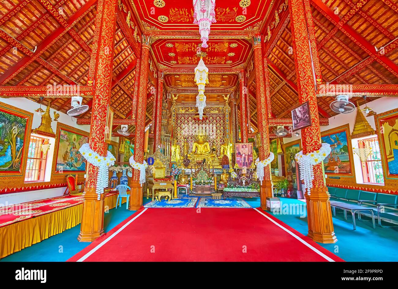 CHIANG RAI, THAILANDIA - 11 MAGGIO 2019: Interno del tempio di Ubosot di Wat Phra Singh con pareti dorate, colonne e copie del famoso Phra Sihing (Phra S. Foto Stock