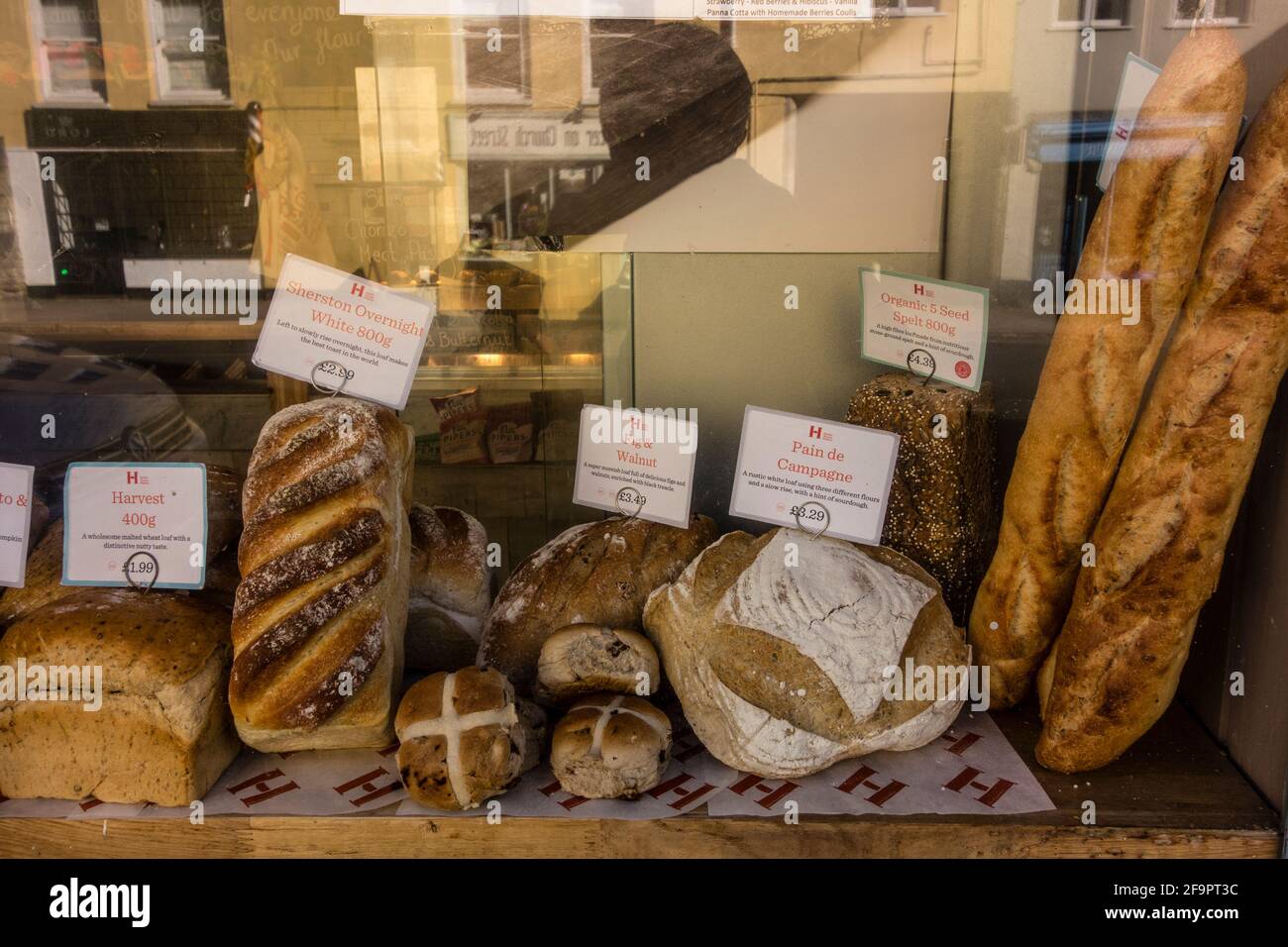 Vetrine di panetteria locale, Tetbury, Gloucestershire, Regno Unito Foto Stock