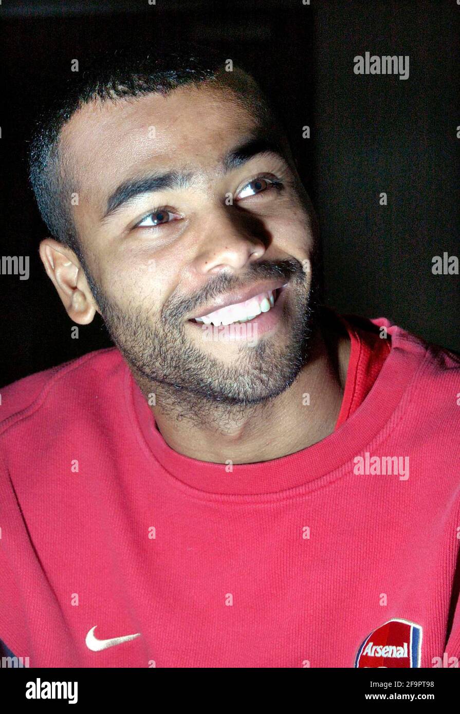 ASHLEY COLE ALL'ADDESTRAMENTO DELL'ARSENAL AL LONDON COLNEY 30/1/2004 FOTO DAVID ASHDOWNFOOTBALL Foto Stock