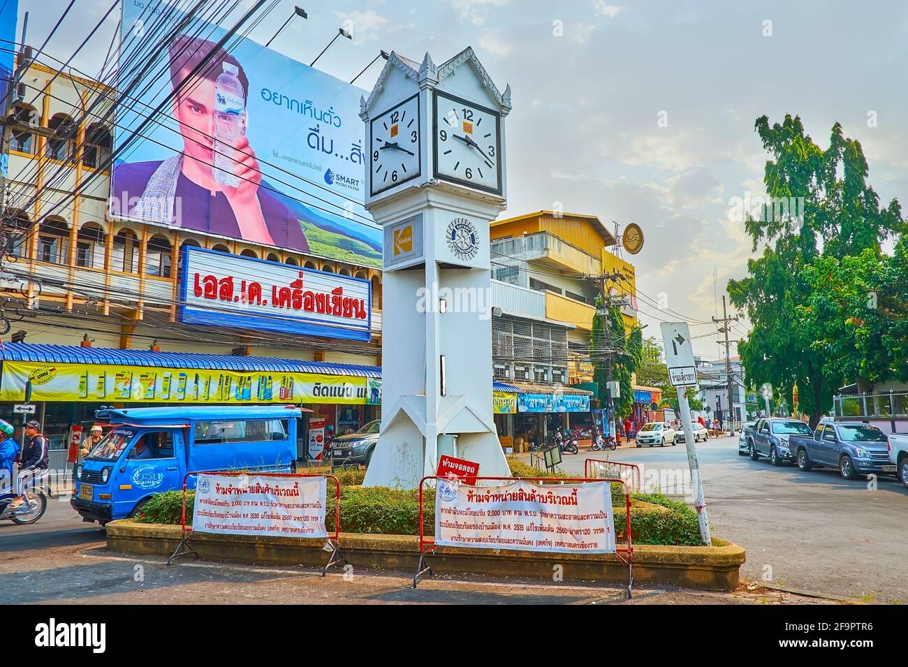 CHIANG RAI, THAILANDIA - 11 MAGGIO 2019: La vecchia Torre dell'Orologio o l'Orologio Rotary in mezzo alla via del mercato Uttarakit nella città vecchia, il 11 maggio a Chiang Rai Foto Stock
