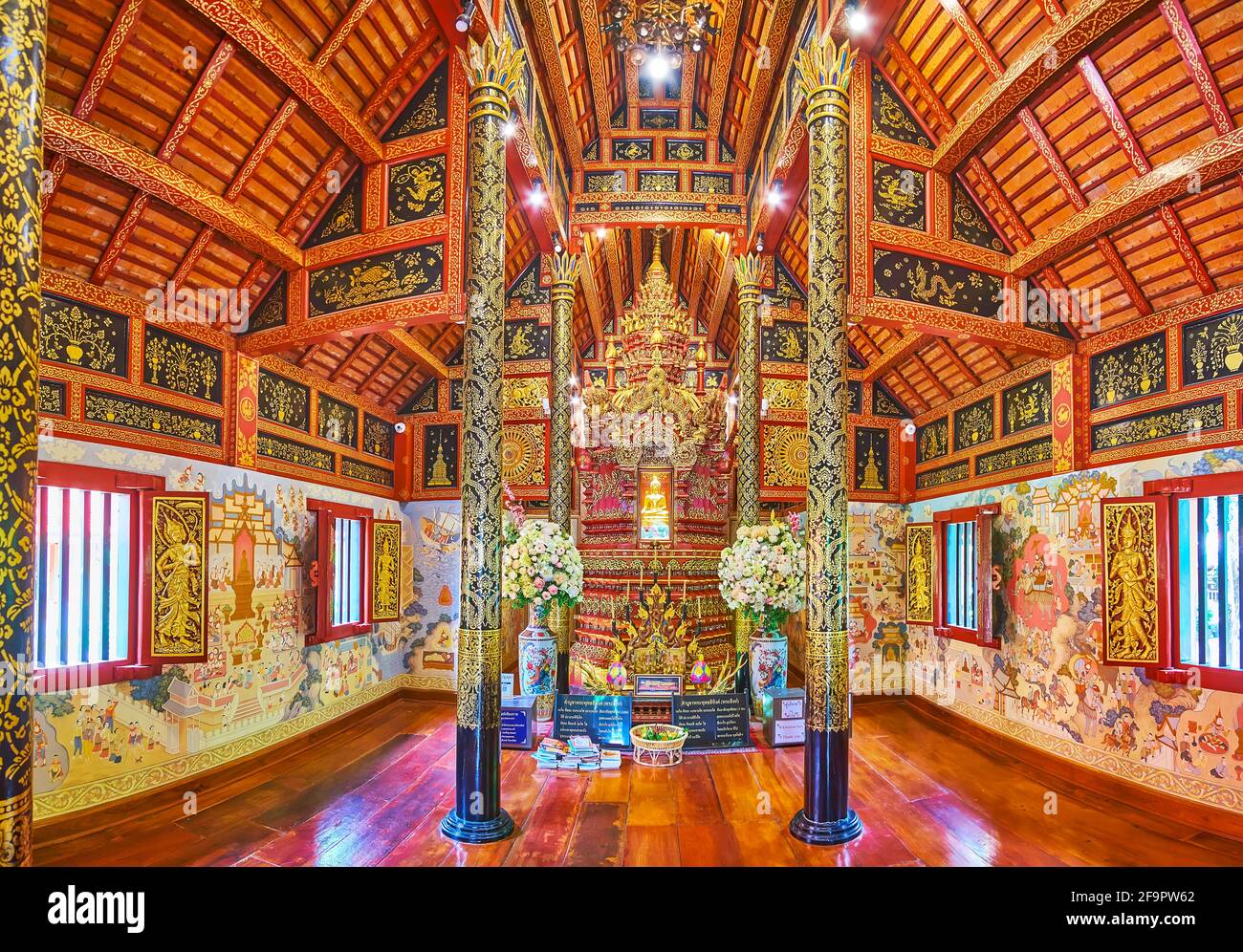 CHIANG RAI, THAILANDIA - 11 MAGGIO 2019: Gli interni riccamente decorati della Sala Viharn del Tempio di Wat Phra Singh con raffinati motivi dorati, dipinti su W. Foto Stock