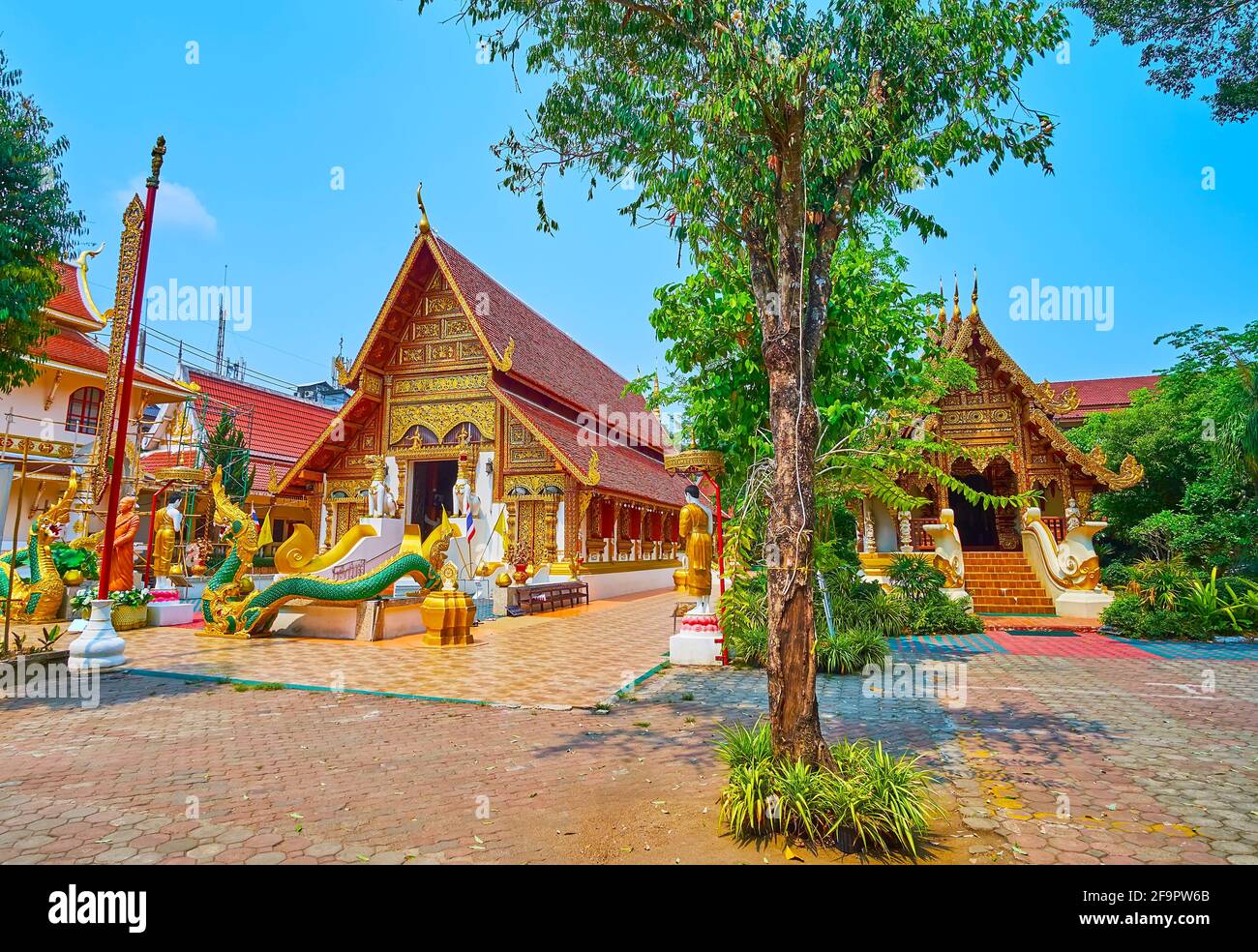 L'Ubosot (sala di ordinazione) e il Viharn (sala di riunione) del medievale Wat Phra Singh, Chiang Rai, Thailandia Foto Stock