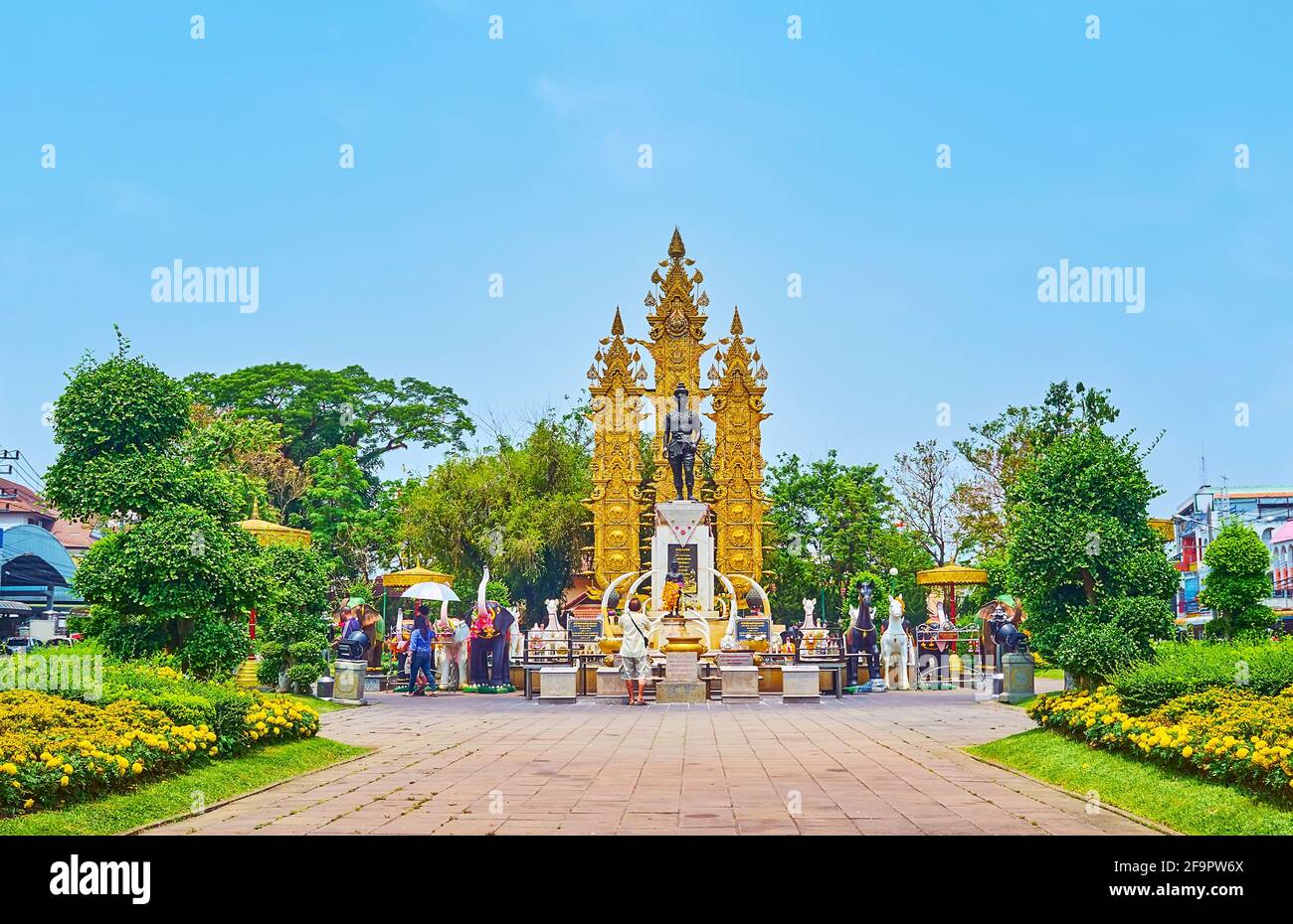 CHIANG RAI, THAILANDIA - 11 MAGGIO 2019: Il monumento panoramico al re Mengrai - il fondatore del regno Lanna, situato nel parco in Phaholyothin Road, Foto Stock